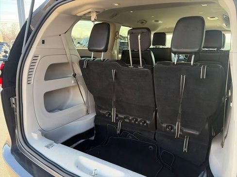 Used 2023 Chrysler Pacifica Touring-L image 25