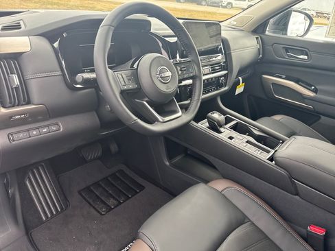 New 2025 Nissan Pathfinder Platinum w/ Black Appearance Package image 11