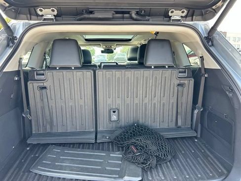 Used 2025 Toyota Highlander Platinum AWD/4WD image 8