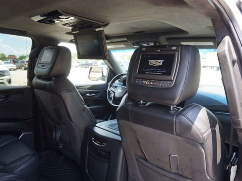Used 2019 Cadillac Escalade Platinum image 32