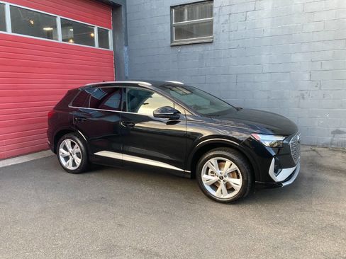 Used 2023 Audi Q4 e-tron Premium w/ Convenience Package image 1