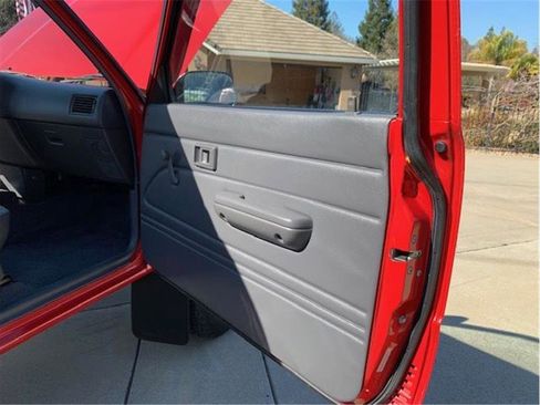 Used 1990 Toyota Pickup Deluxe image 10