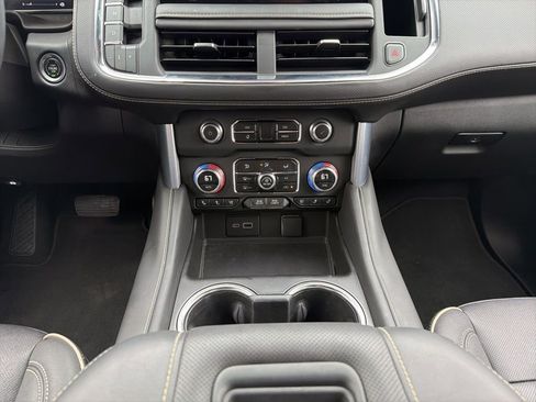 Used 2023 GMC Yukon SLT w/ SLT Premium Package image 16