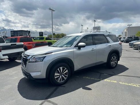 Used 2023 Nissan Pathfinder SL AWD/4WD image 5