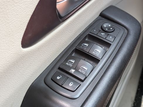 Used 2019 Chrysler Pacifica Limited FWD image 19