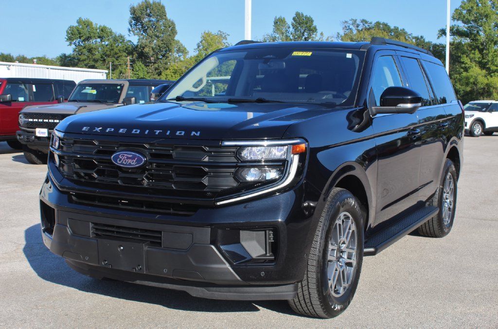 Used 2025 Ford Expedition Active RWD image 4
