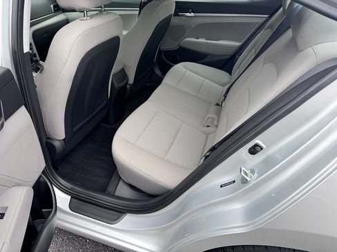 Used 2019 Hyundai Elantra SE FWD image 24