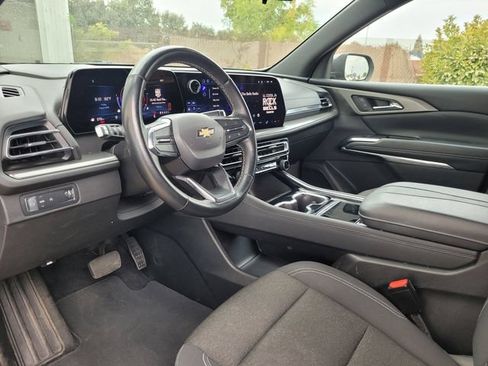 Used 2024 Chevrolet Traverse LT FWD image 11
