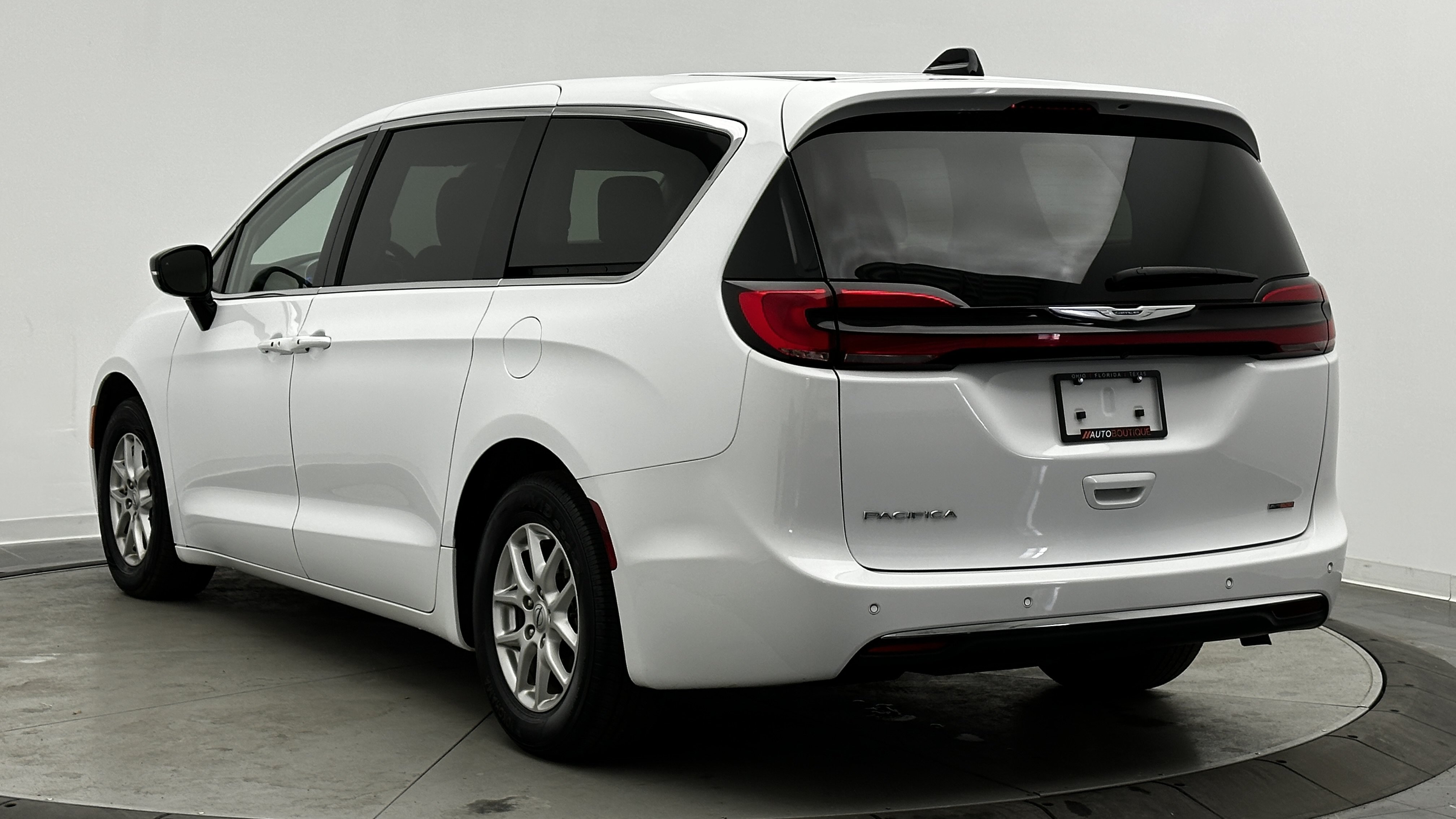 Used 2024 Chrysler Pacifica Touring-L FWD image 4