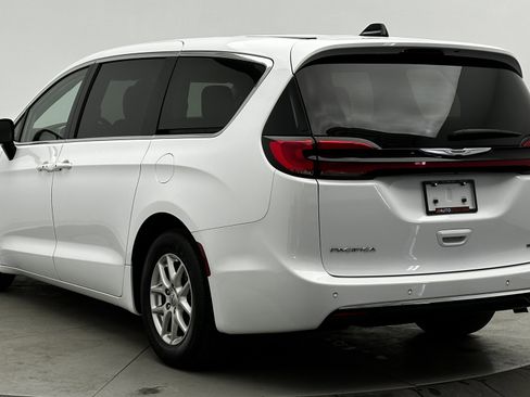 Used 2024 Chrysler Pacifica Touring-L image 4