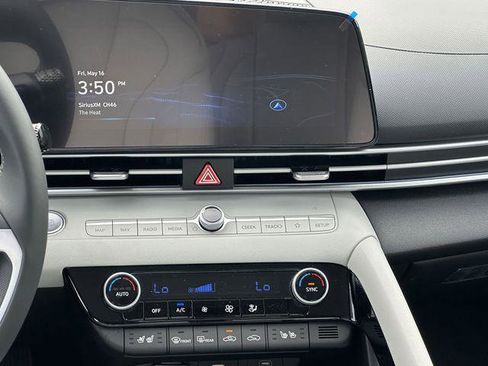 New 2025 Hyundai Elantra Limited image 27