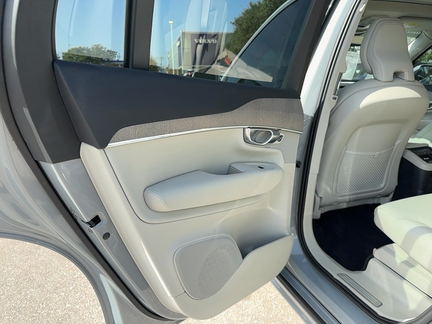Certified 2024 Volvo XC90 T8 Plus w/ Protection Package Premier AWD/4WD image 15