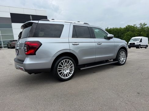 Used 2024 Ford Expedition Limited AWD/4WD image 14