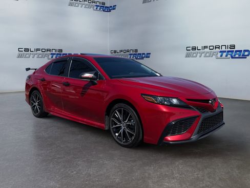 Used 2024 Toyota Camry SE image 3