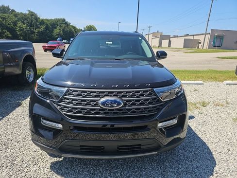 Used 2022 Ford Explorer XLT w/ Equipment Group 202A AWD/4WD image 2