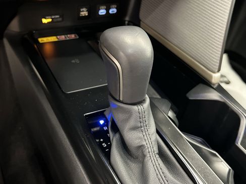 Used 2025 Toyota Camry SE w/ Convenience Package image 20