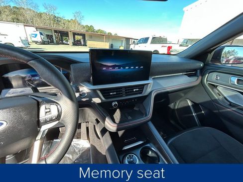 Used 2025 Ford Explorer ST image 34
