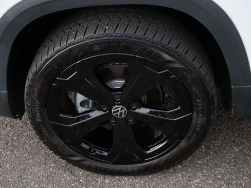 Certified 2025 Volkswagen Taos SE AWD/4WD image 15