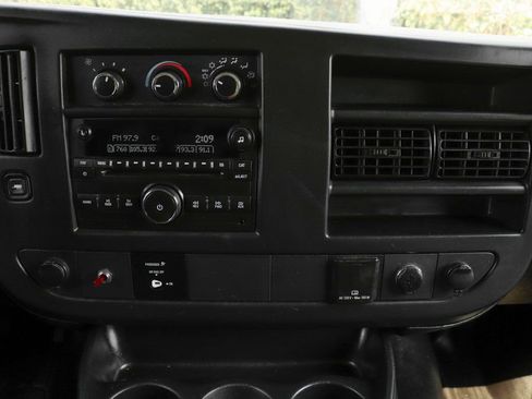 Used 2015 Chevrolet Express 4500 image 30