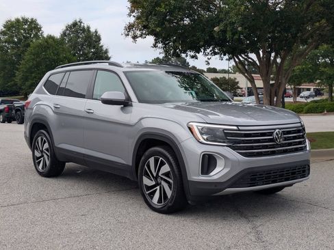 Used 2026 Volkswagen Atlas SE FWD image 2