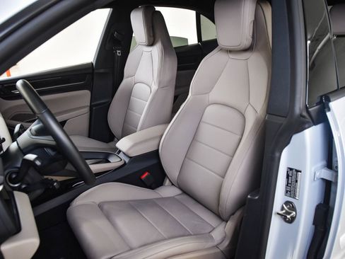 Certified 2025 Porsche Macan 4 Electric image 5