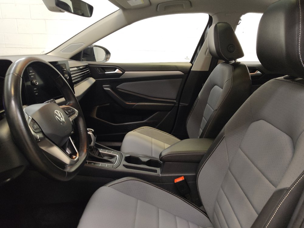 Used 2025 Volkswagen Jetta SE FWD image 17