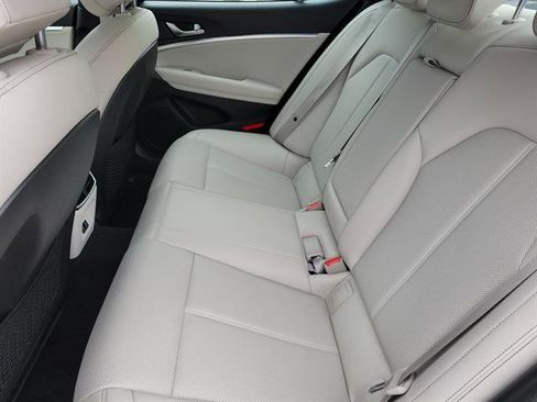 Used 2024 Genesis G70 2.5T image 6