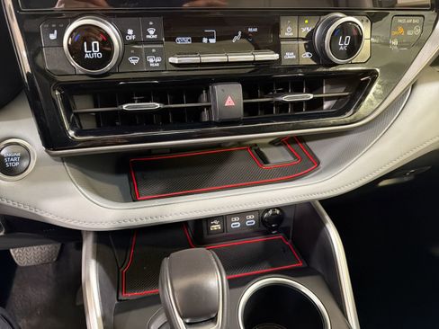 Used 2025 Toyota Highlander XLE image 20