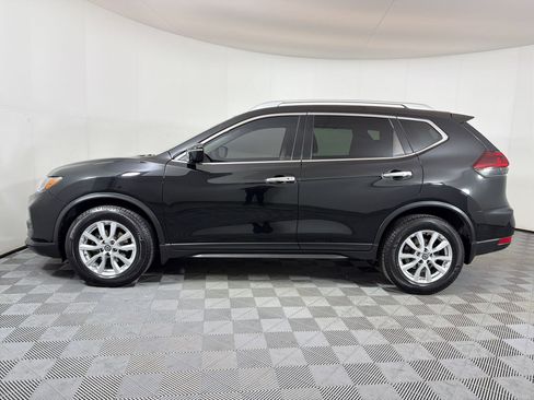 Used 2019 Nissan Rogue SV image 2