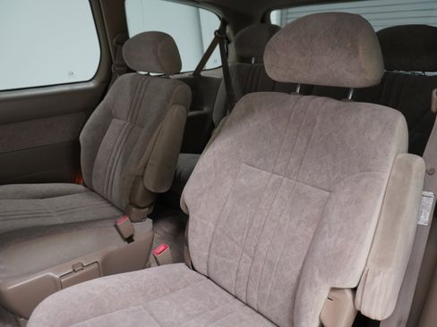 Used 1998 Toyota Sienna XLE image 12