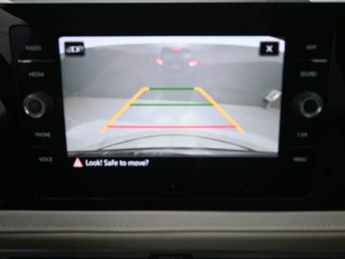 Used 2025 Volkswagen Taos SE AWD/4WD image 32