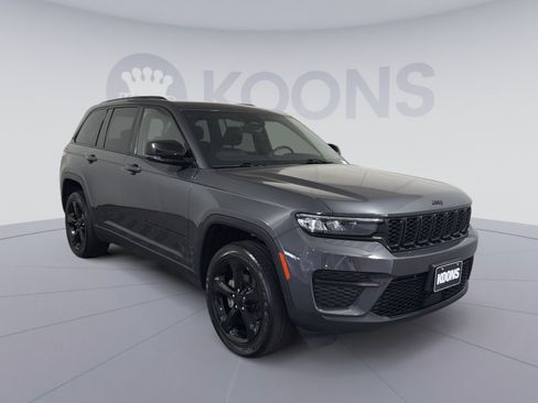 Used 2023 Jeep Grand Cherokee Altitude AWD/4WD image 10