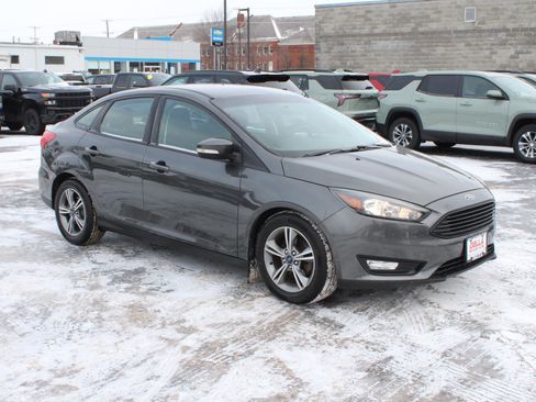 Used 2016 Ford Focus SE image 3