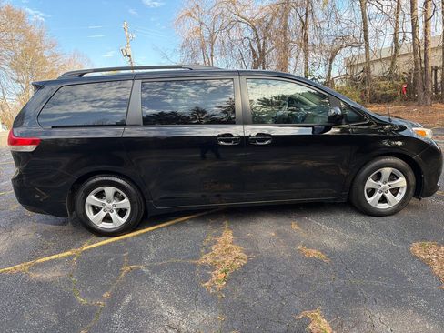 Used 2011 Toyota Sienna LE FWD image 8