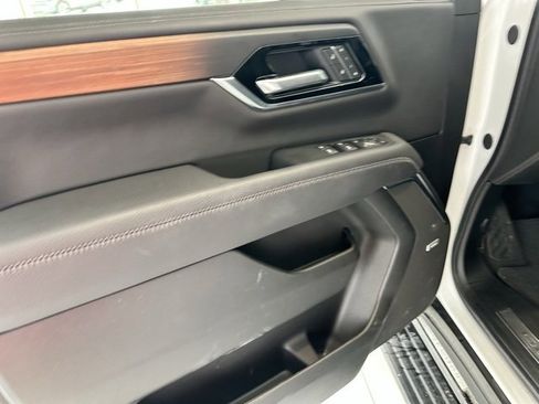 Used 2025 GMC Yukon XL Denali w/ Sun & Power Step Package image 10