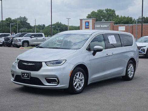Used 2023 Chrysler Pacifica Touring-L FWD image 2