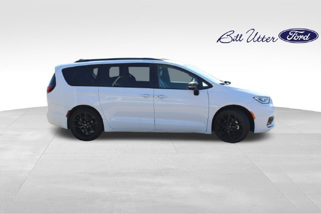 Used 2025 Chrysler Pacifica Limited FWD image 4