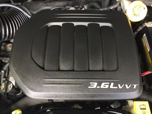 Used 2015 Chrysler Town & Country Touring w/ Driver Convenience Group image 28