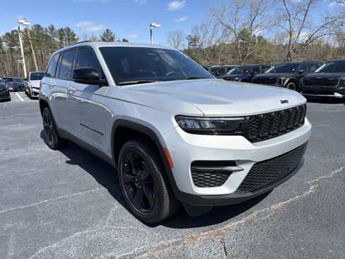 Used 2023 Jeep Grand Cherokee Altitude image 2