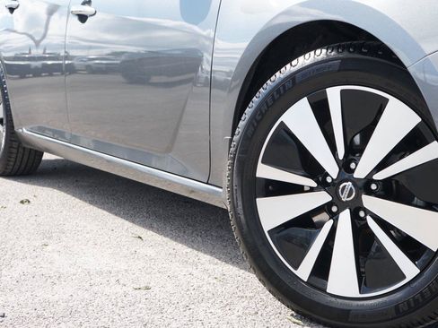 Used 2019 Nissan Altima 2.5 SV FWD image 2