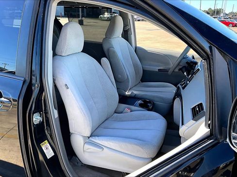 Used 2011 Toyota Sienna LE image 9