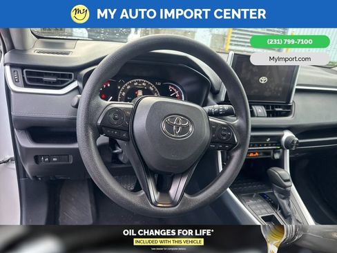 Used 2025 Toyota RAV4 XLE image 9