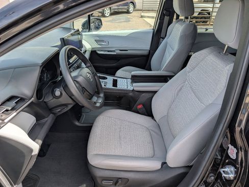 Used 2025 Toyota Sienna LE image 2