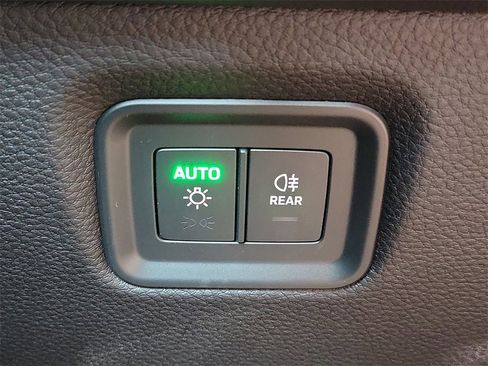 Used 2025 Porsche Cayenne image 34