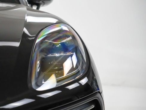 Certified 2025 Porsche Macan image 8