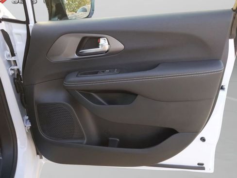 New 2026 Chrysler Pacifica Select image 30