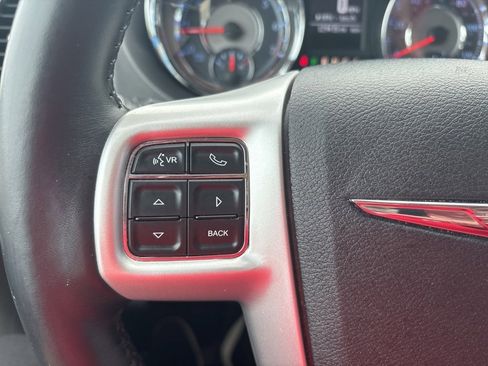 Used 2016 Chrysler Town & Country Touring image 20