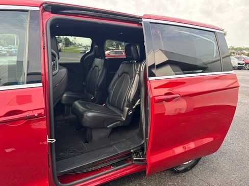 Used 2025 Chrysler Pacifica Select FWD image 16