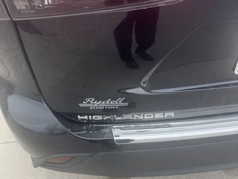 Used 2023 Toyota Highlander LE image 7