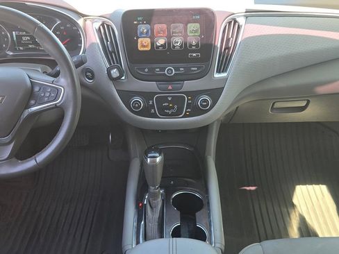Used 2017 Chevrolet Malibu LT FWD image 8